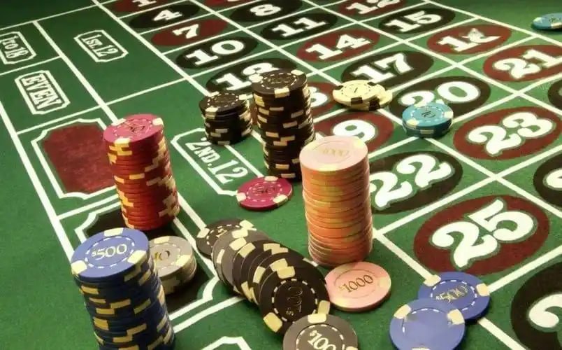 Live dealer conducting Dragon Tiger game with HD camera showing card placement on slo2